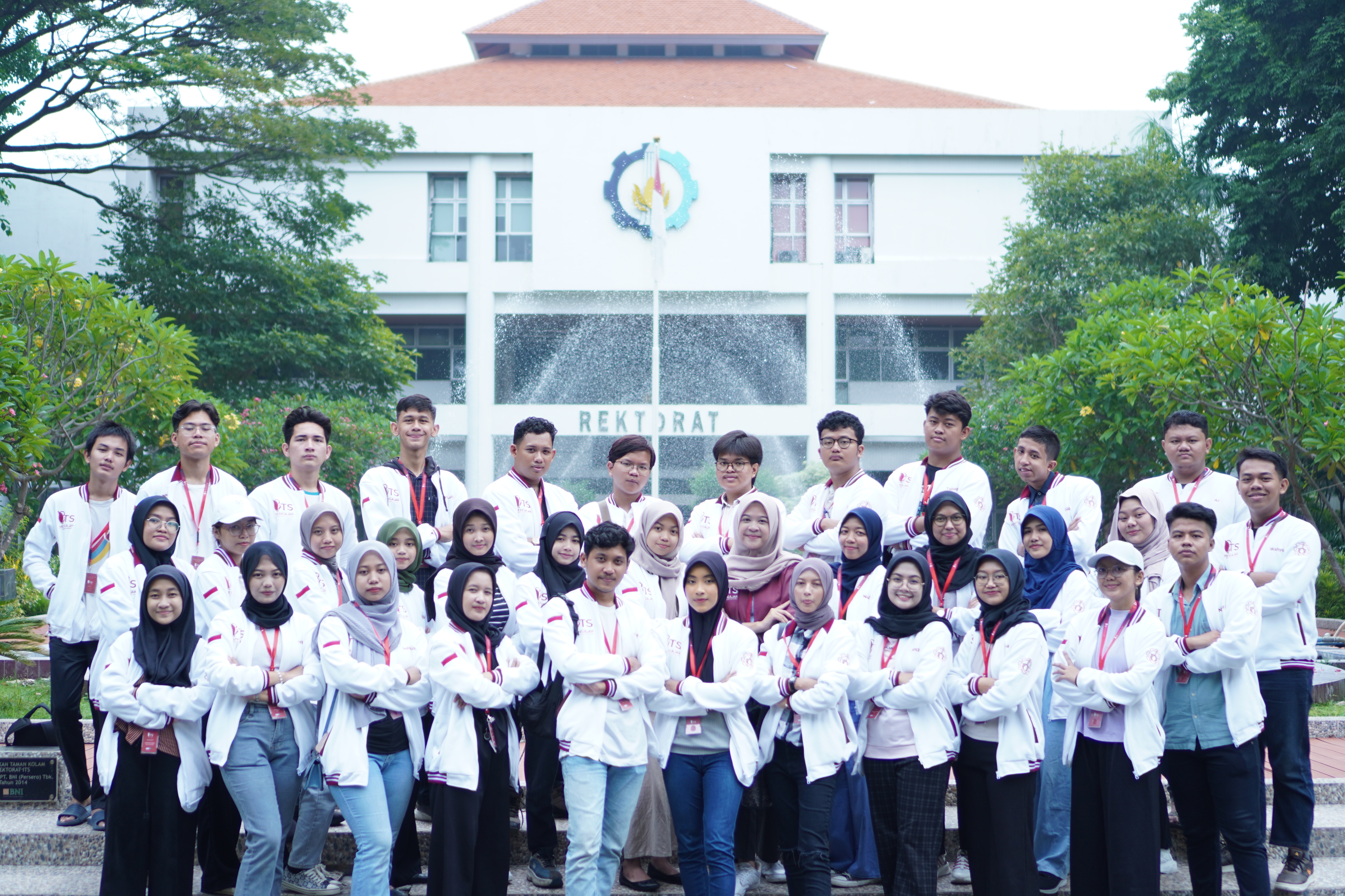 Para volunteer ITS Mengajar berfoto di depan Rektorat ITS