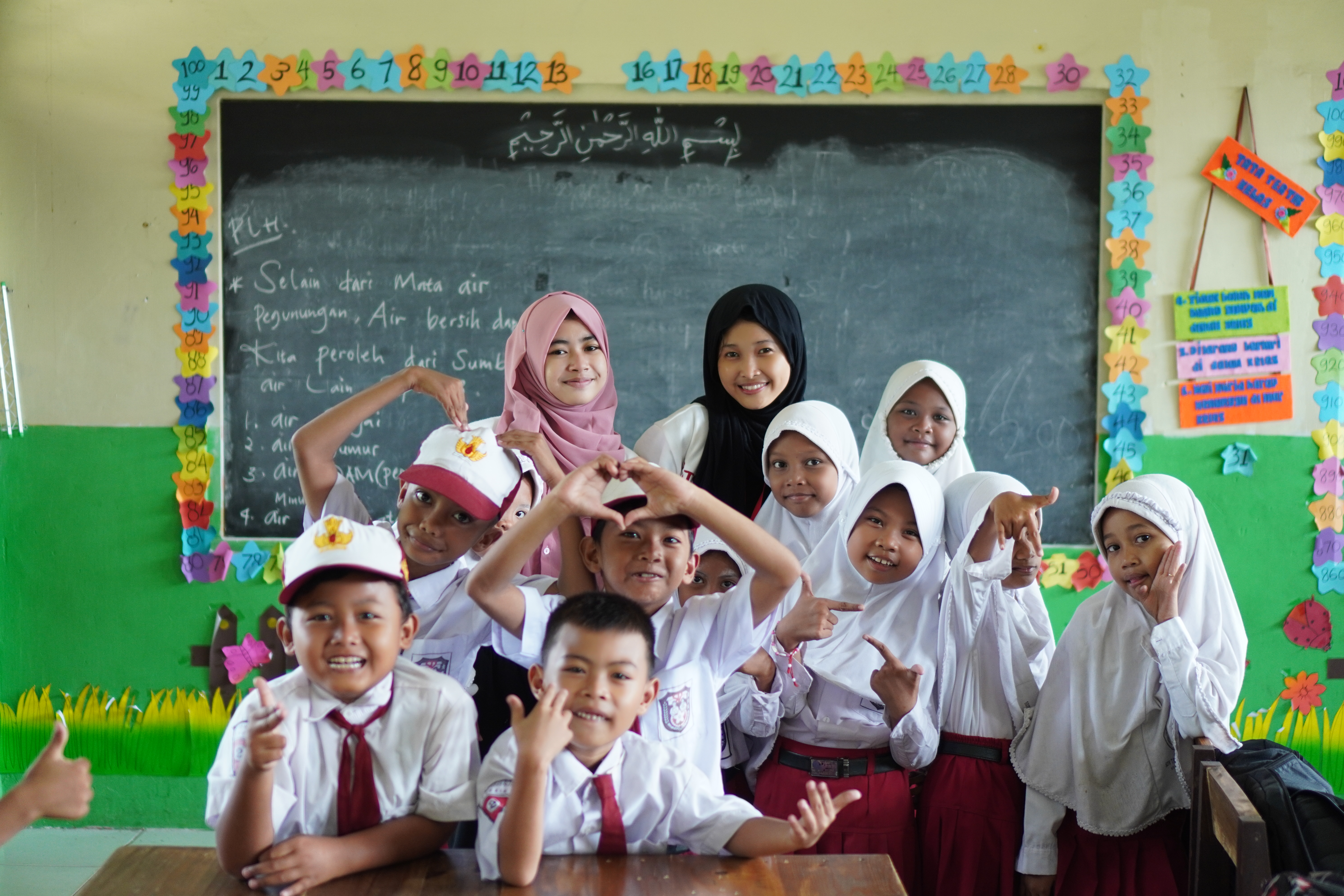 Volunteer ITS Mengajar dengan siswa SD di Pulau Mengare