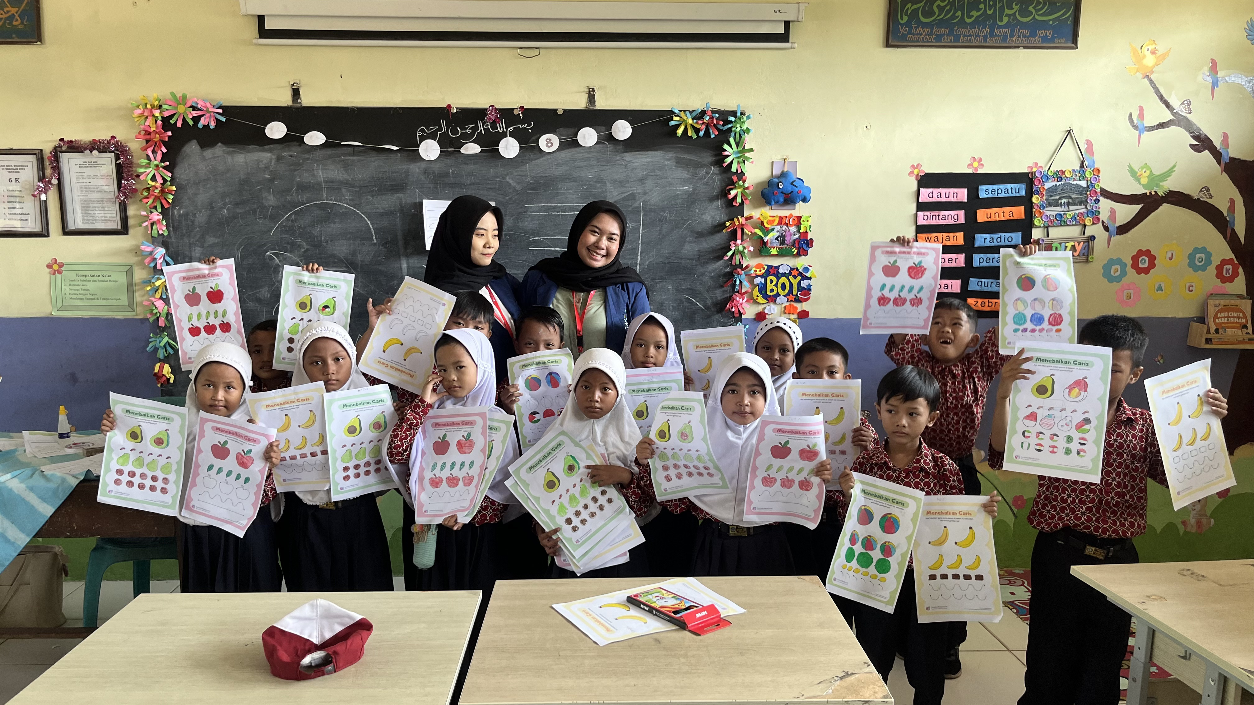 Foto Volunteer dengan anak SD di Pulau Mengare